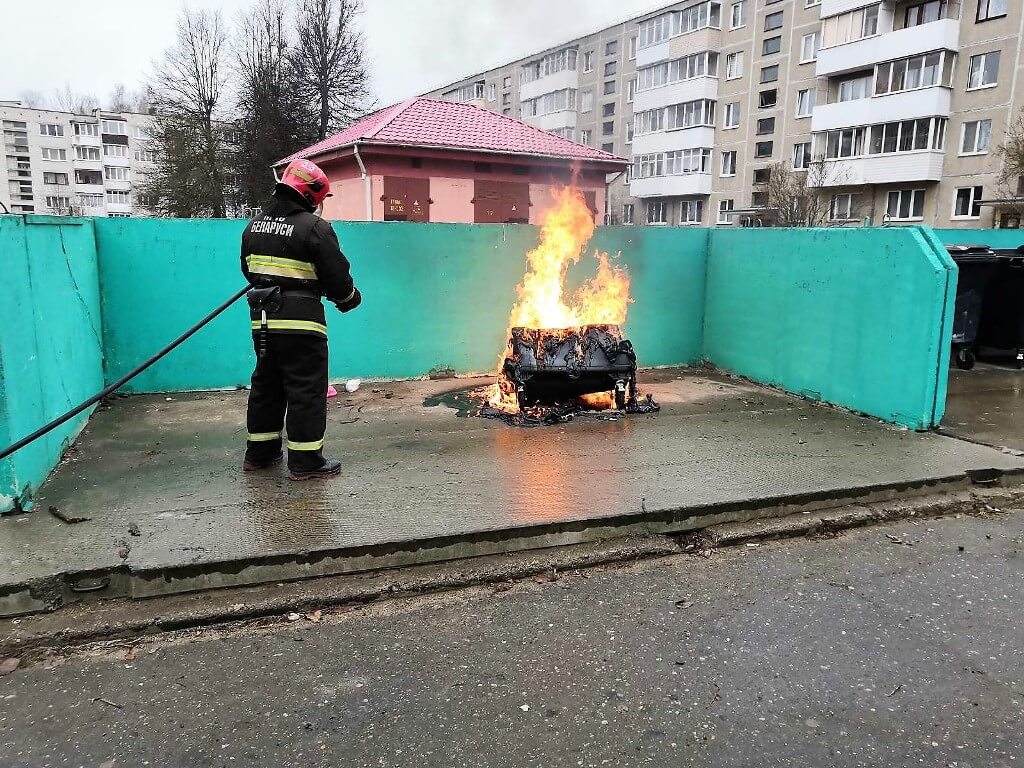 Загорелся мусорный контейнер Барановичи Фабричная